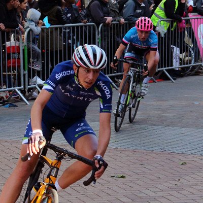 英杰华女子巡回赛，赞助女子职业自行车赛