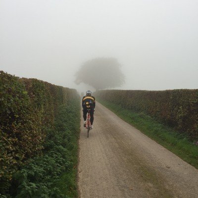 2015年的埃克斯穆尔野兽，由黄泽西自行车保险公司支持。欧宝平台张信哲