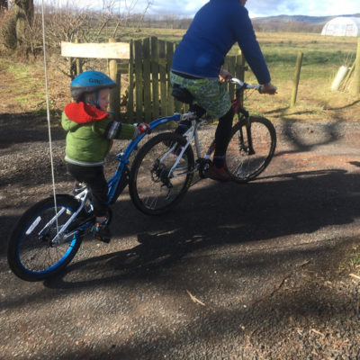 和孩子一起骑自行车，你有什么交通方式?