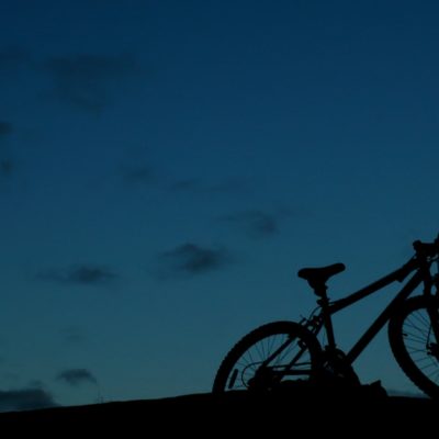 在黑暗中越野骑自行车 - 如何保持安全。